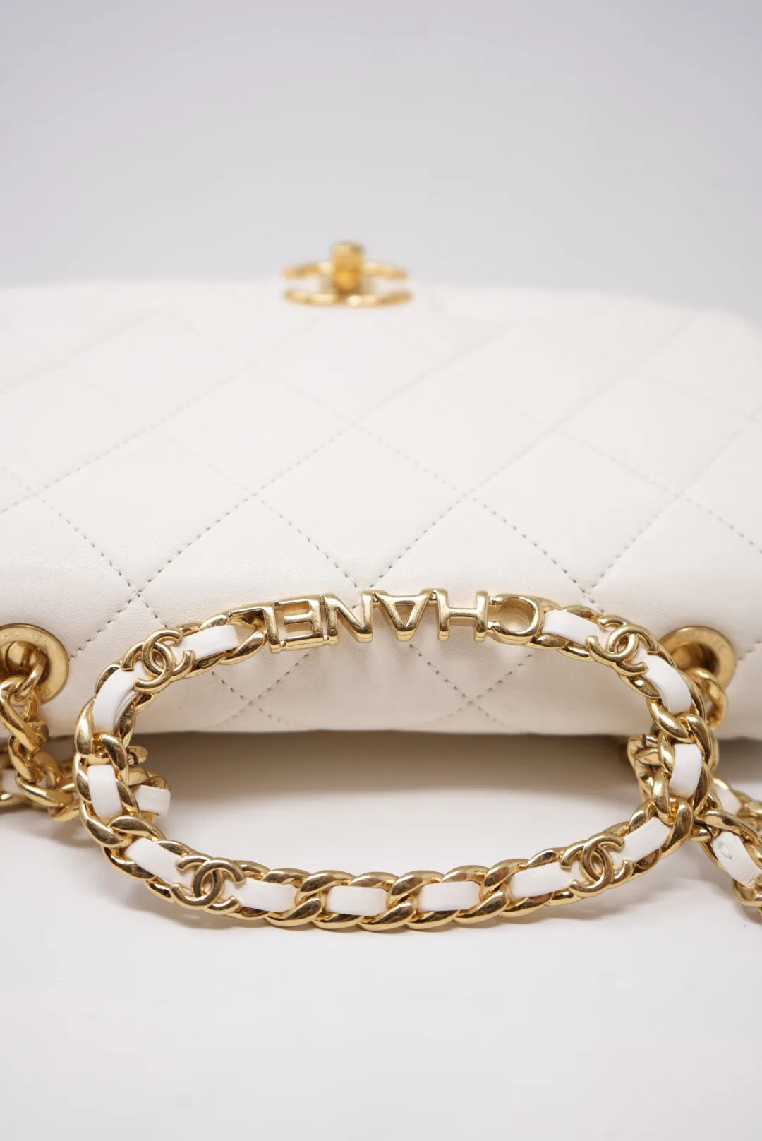 Pre-Owned Chanel SMALL FLAP BAG WITH TOP HANDLE White