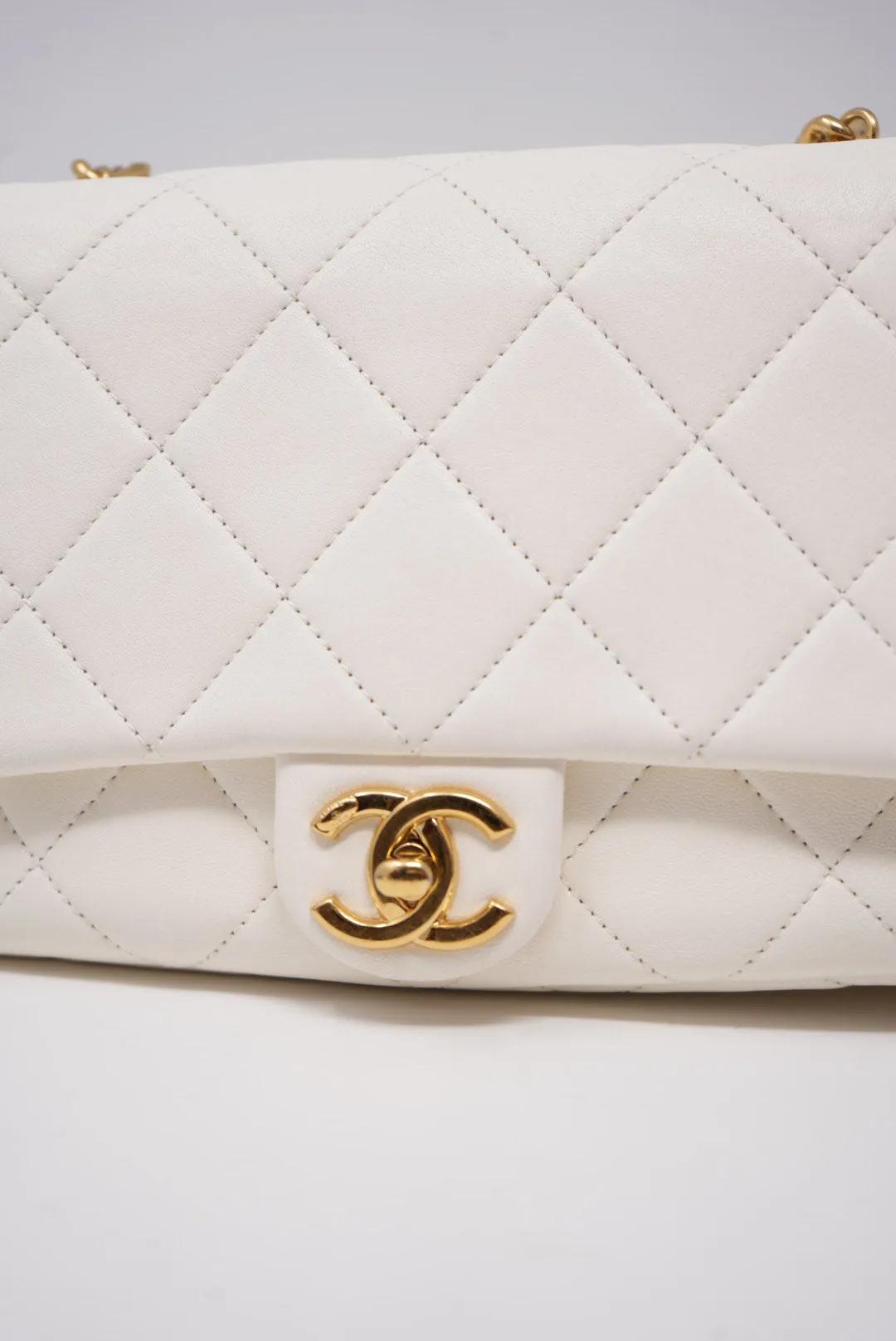 Pre-Owned Chanel SMALL FLAP BAG WITH TOP HANDLE White